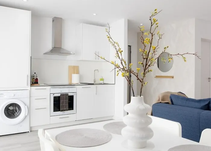 Modern Comfort In The Heart Of דירה *